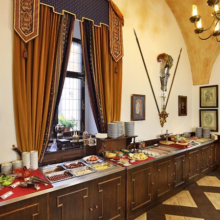 Hotel Ruze Cesky Krumlov Ngoại thất bức ảnh The buffet at the restaurant