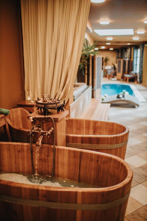 Hotel Ruze Cesky Krumlov Ngoại thất bức ảnh A wooden bathtub