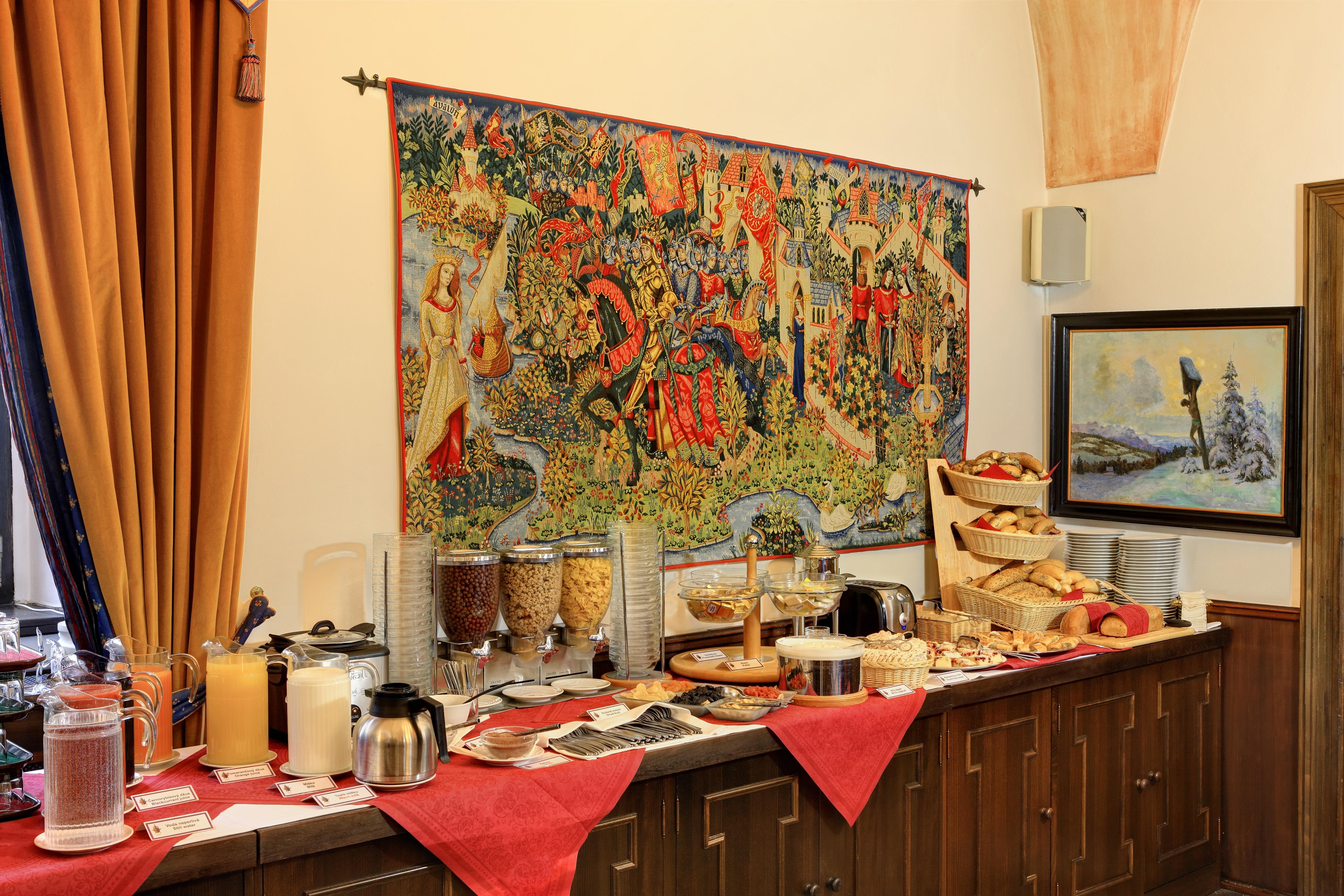 Hotel Ruze Cesky Krumlov Ngoại thất bức ảnh A typical buffet