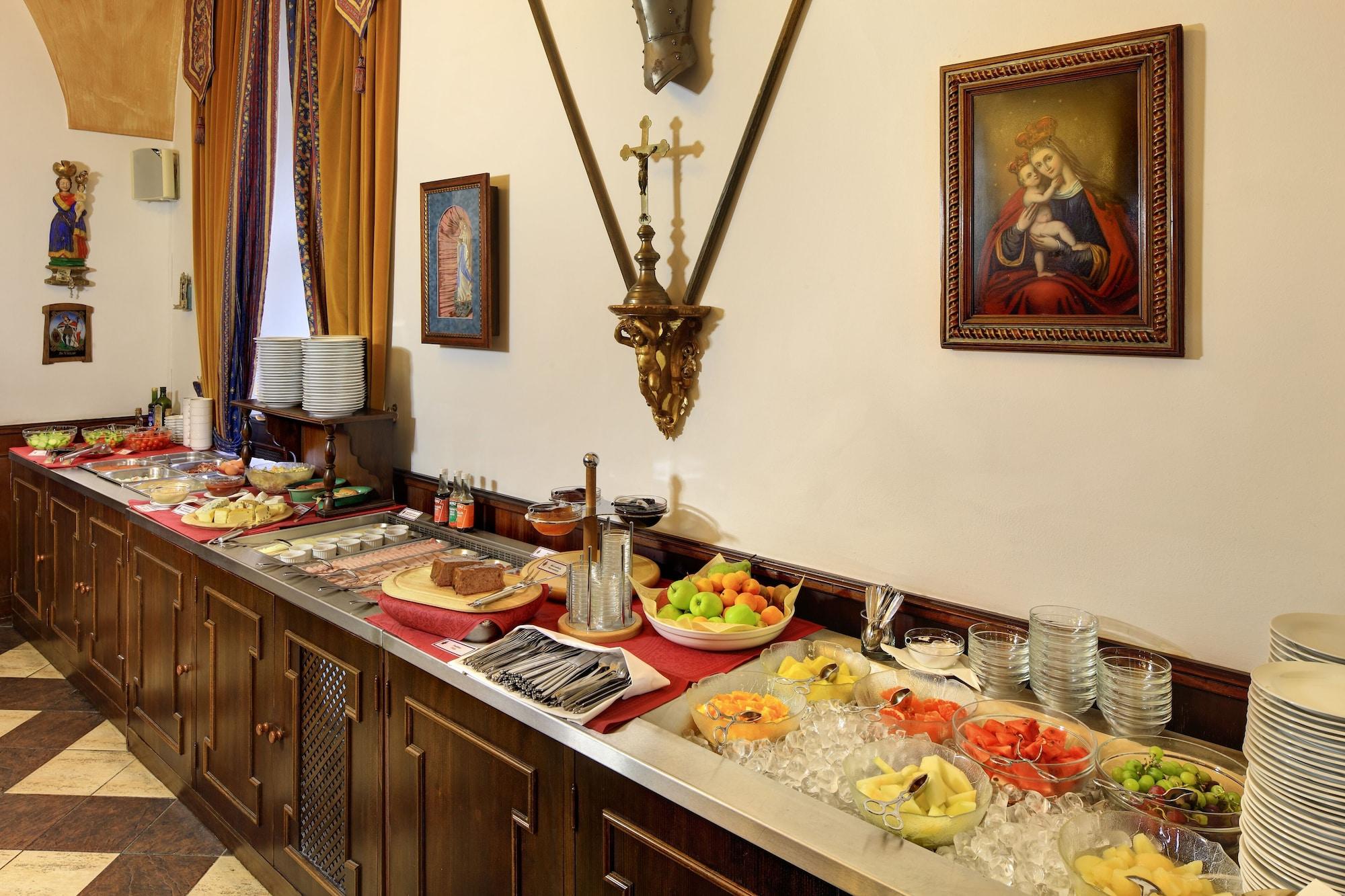 Hotel Ruze Cesky Krumlov Ngoại thất bức ảnh A buffet at a hotel