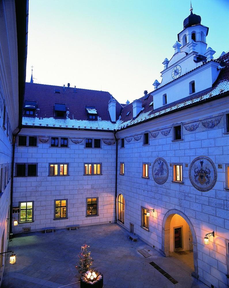 Hotel Ruze Cesky Krumlov Ngoại thất bức ảnh The courtyard of the Landhaushof