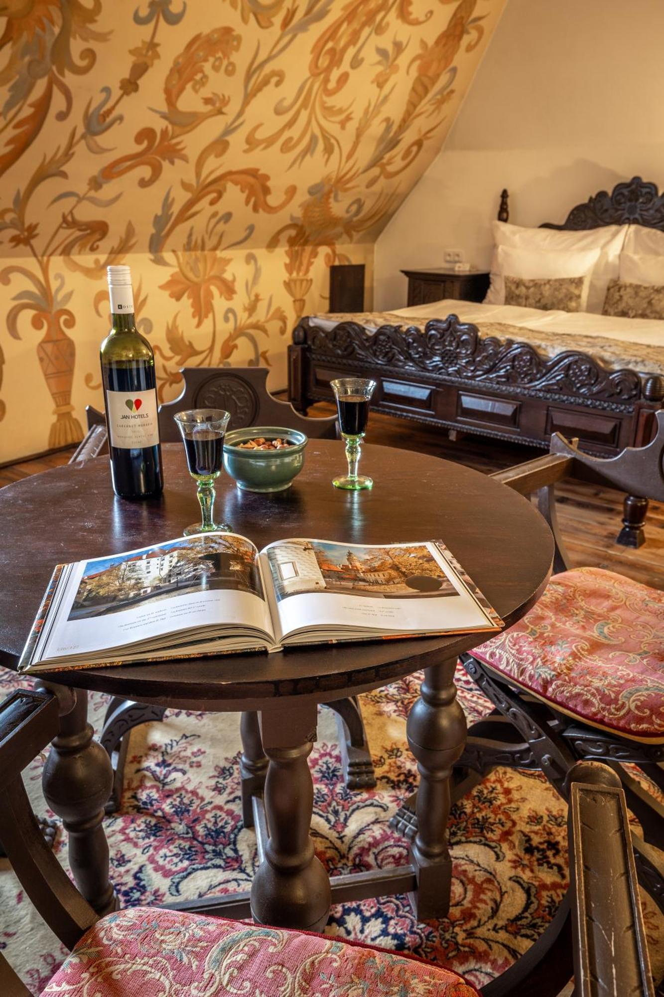 Hotel Ruze Cesky Krumlov Ngoại thất bức ảnh A wine tasting at the winery