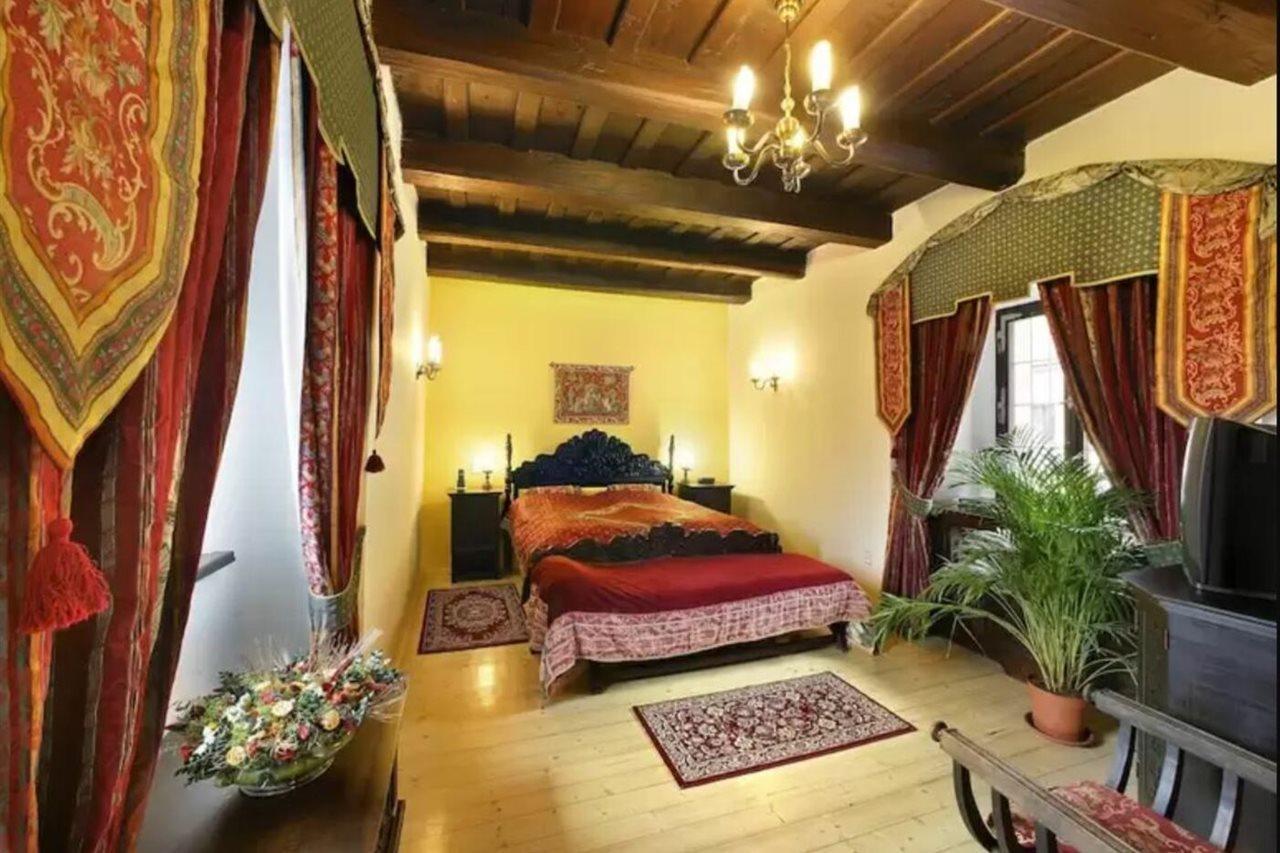 Hotel Ruze Cesky Krumlov Ngoại thất bức ảnh A bedroom in the hotel